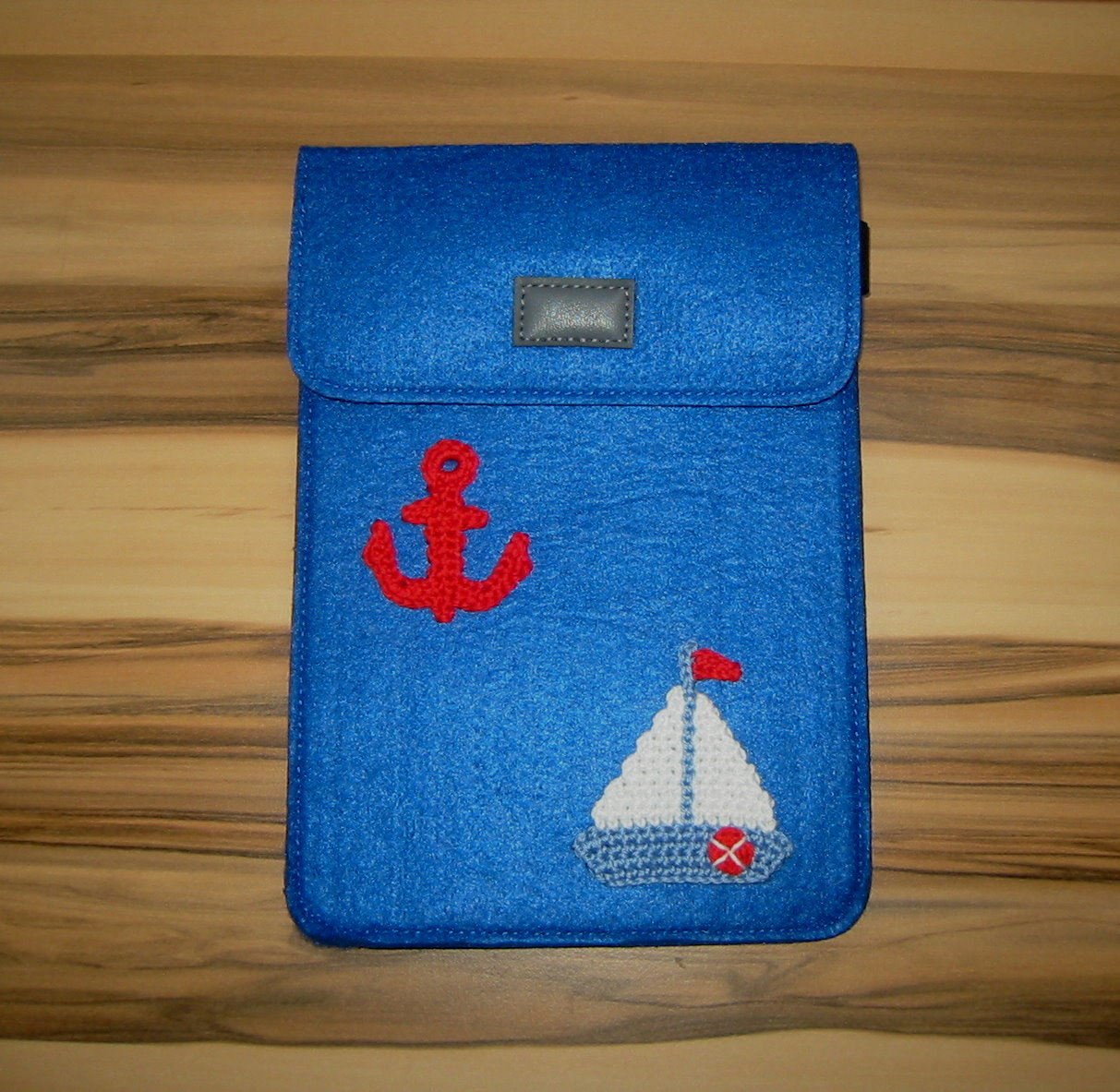 Kleine maritime Tablethülle mit Segelboot-Applikation