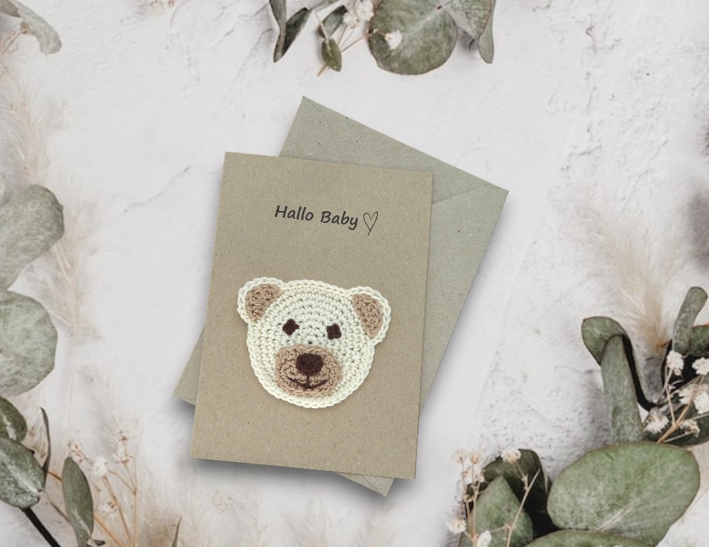 Handgemachte Karte mit gehäkeltem Bär als Geburtskarte