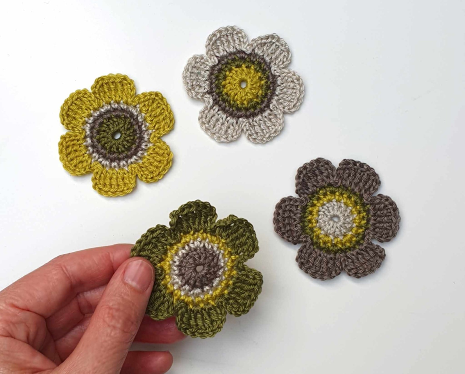 Handgehäkeltes 4er-Set Blumen in Naturfarben - Vielseitige Baumwollblüten für DIY-Projekte 3