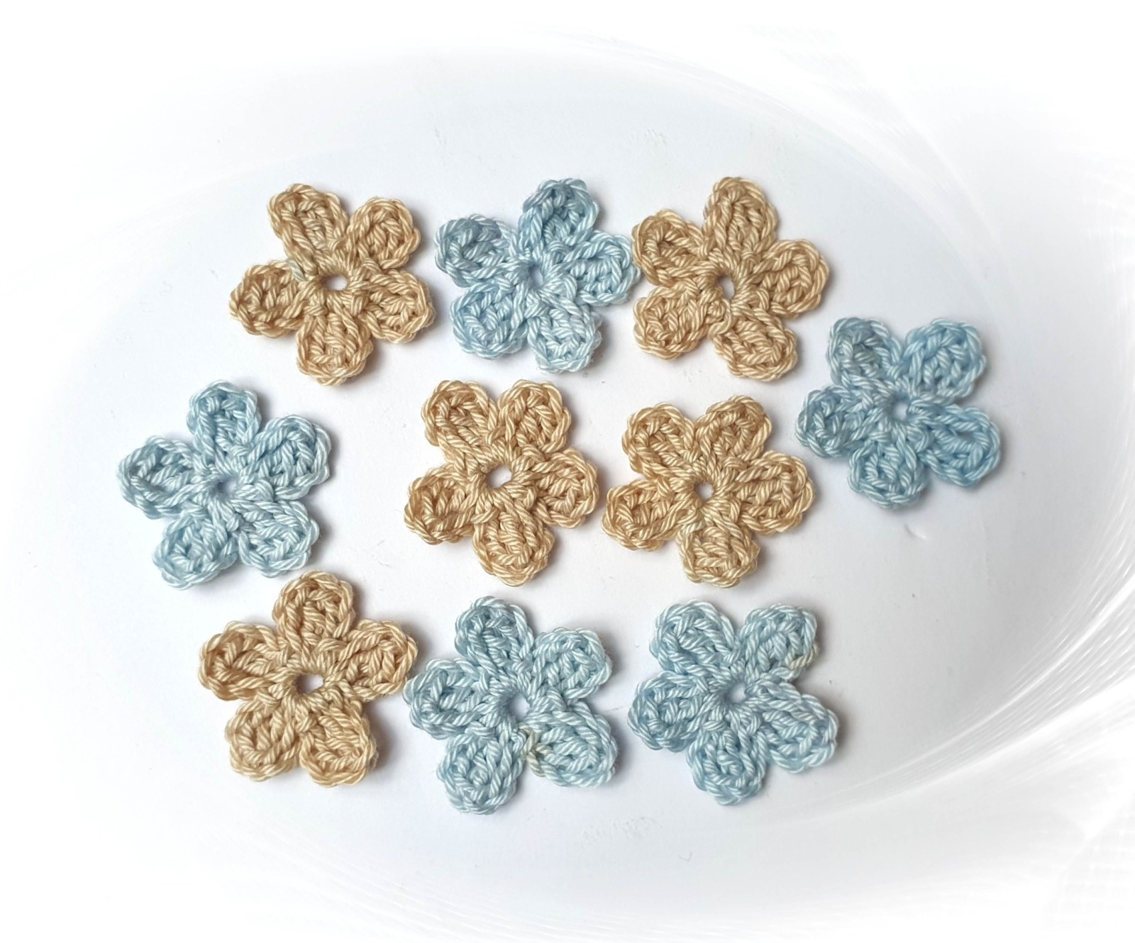 Mini Häkelblumen Set in beige und hellblau - 10 Stück, Durchmesser 2,5 cm aus 100% Baumwolle 3