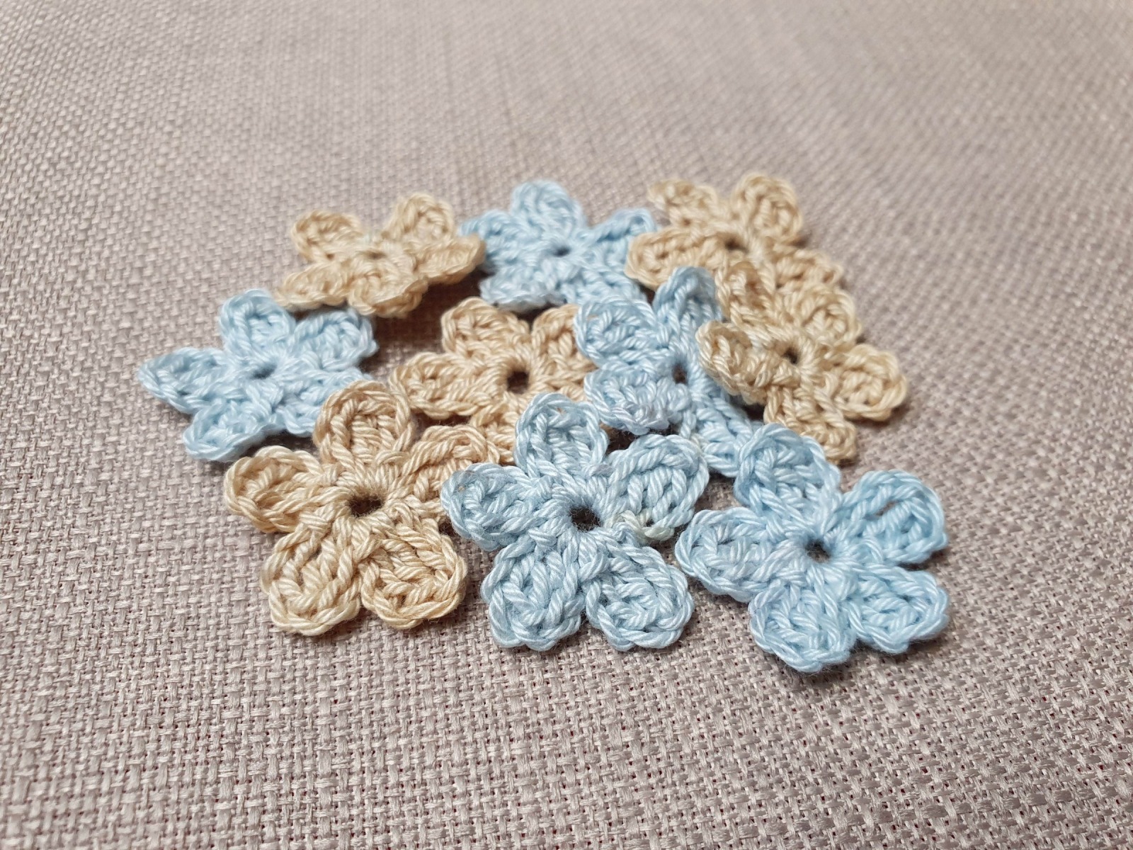 Mini Häkelblumen Set in beige und hellblau - 10 Stück, Durchmesser 2,5 cm aus 100% Baumwolle