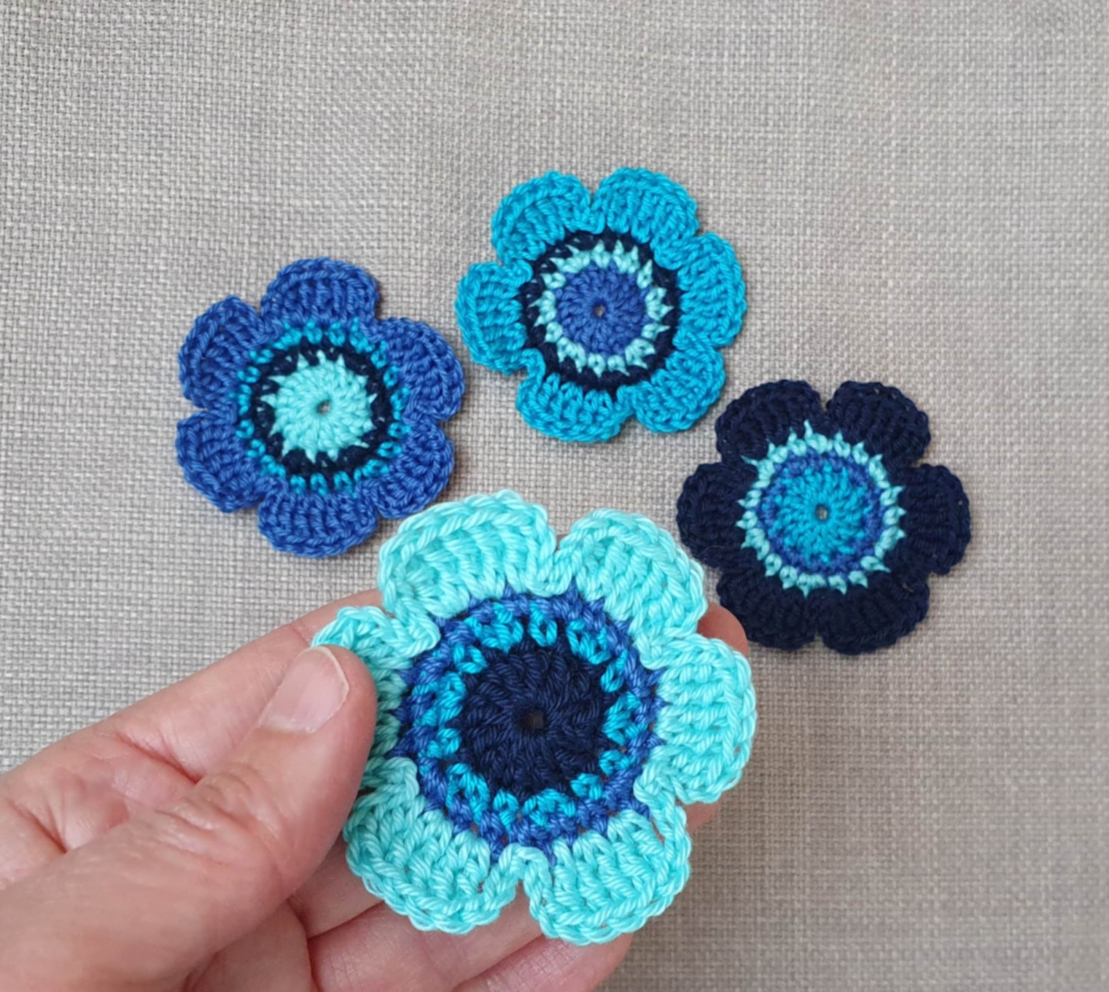 4-er Set handgehäkelter Blumen in Blautönen