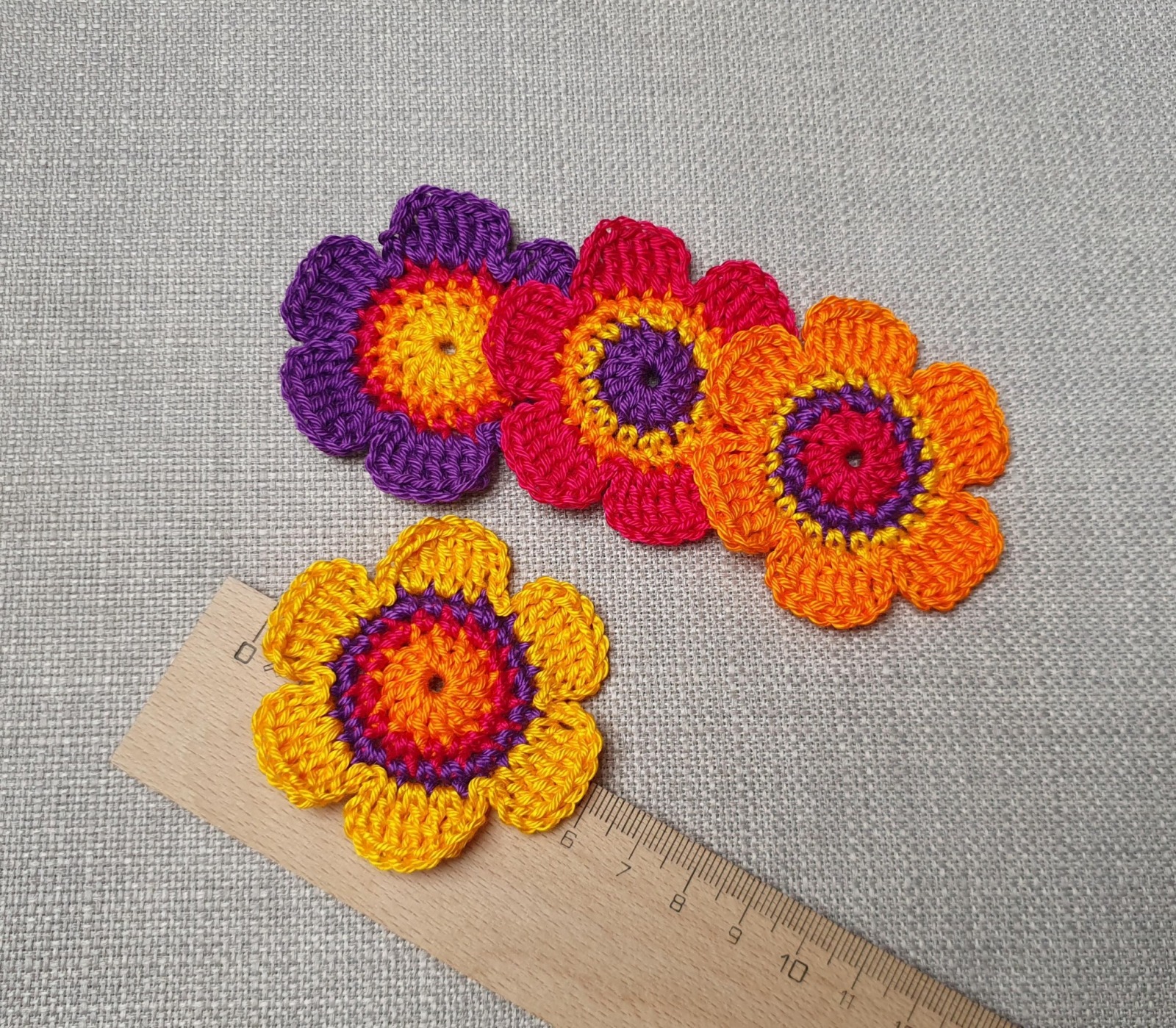 4 Häkelblumen in leuchtenden Farben - 6 cm 3