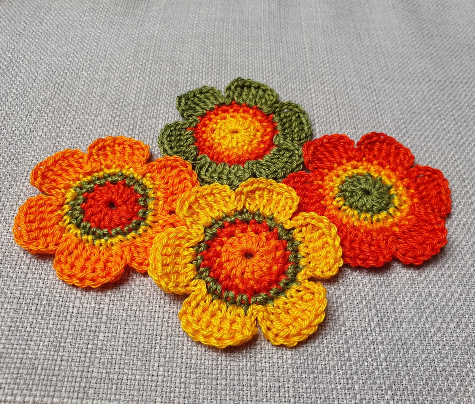 4er-Set Häkelblumen in sonnigen Farben - 6 cm groß 2