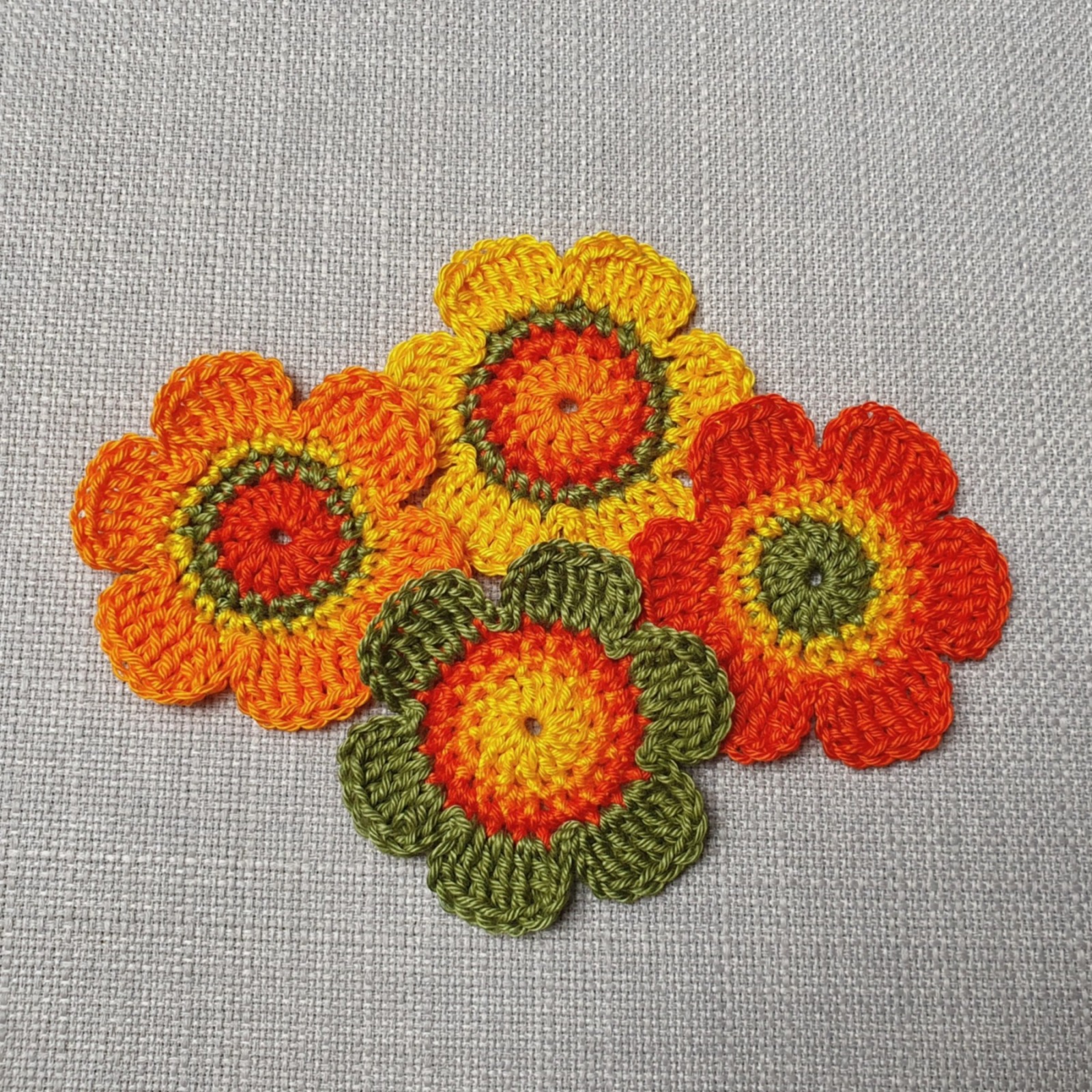 4er-Set Häkelblumen in sonnigen Farben - 6 cm groß