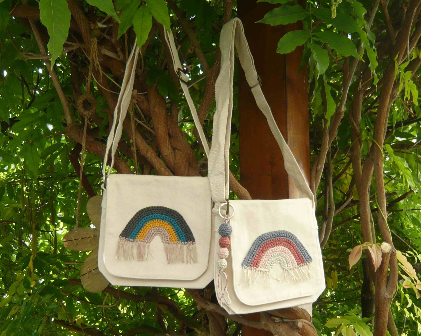Kleine Canvas Umhängetasche mit gehäkeltem Regenbogen und passendem Taschenanhänger