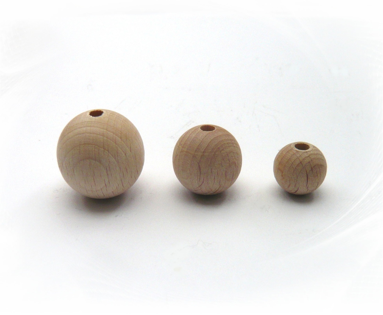 Holzperlen in natur-roh mit Bohrung in 15, 20 und 25 mm
