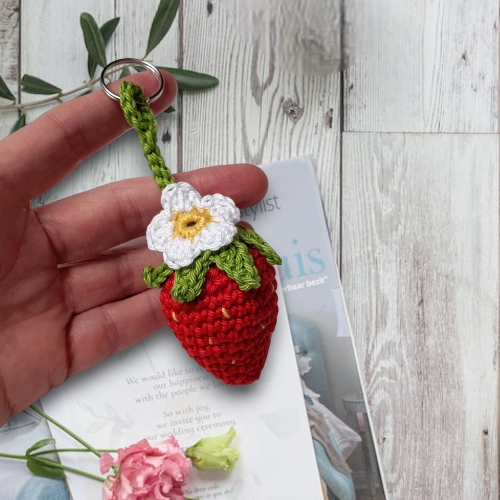 Gehäkelter Erdbeer-Anhänger für Schlüssel und Tasche - Trage den Sommer bei dir