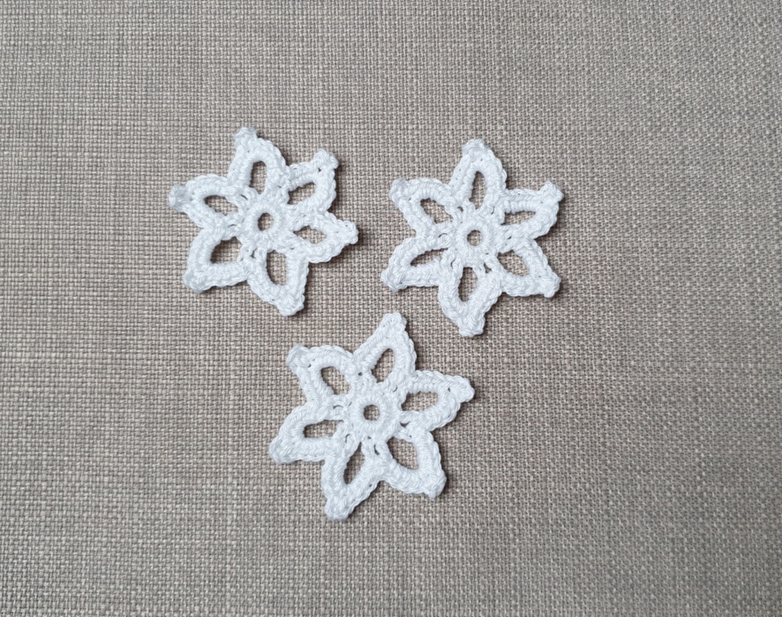 gehäkelte Schneeflocke und Eiskristall Applikation, winterliche Verzierung aus Baumwolle 5