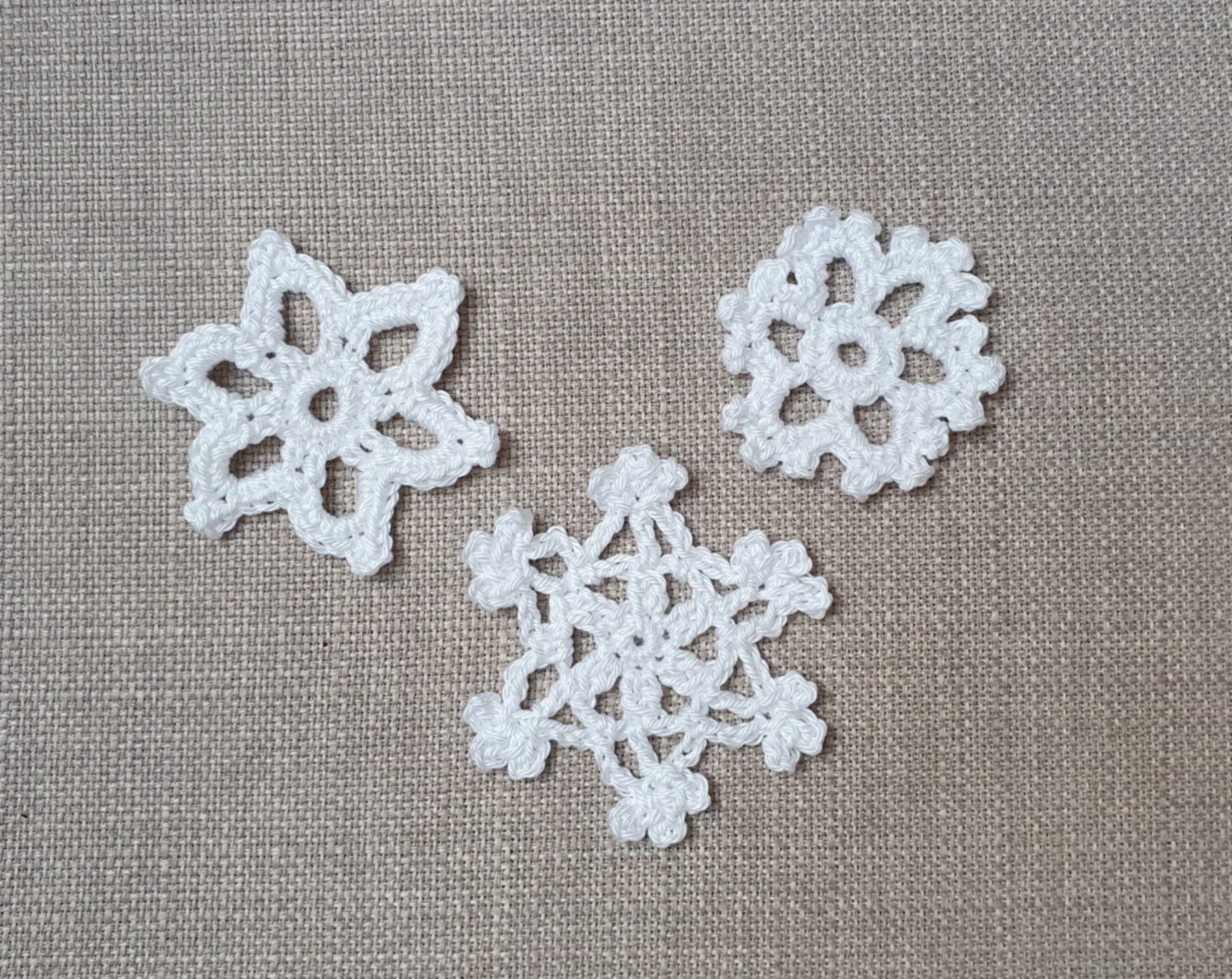 gehäkelte Schneeflocke und Eiskristall Applikation, winterliche Verzierung aus Baumwolle 2