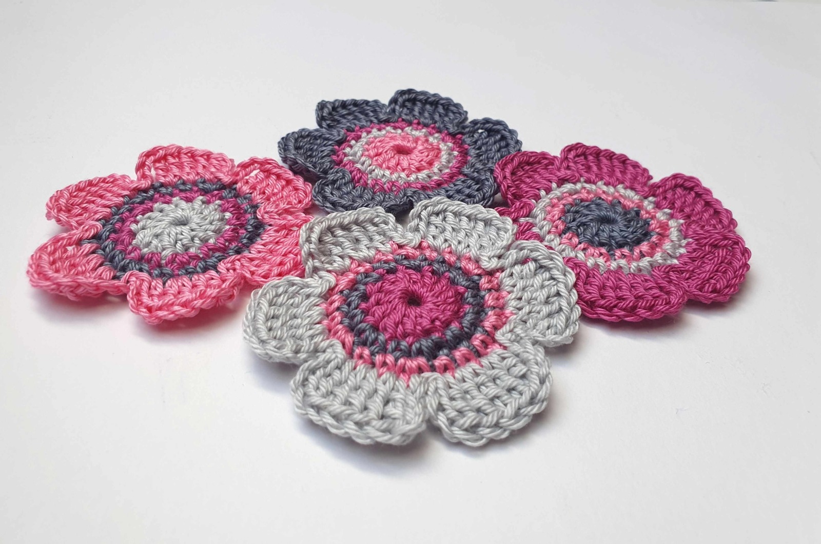 Häkelblumen Set in Grau und Pink 4