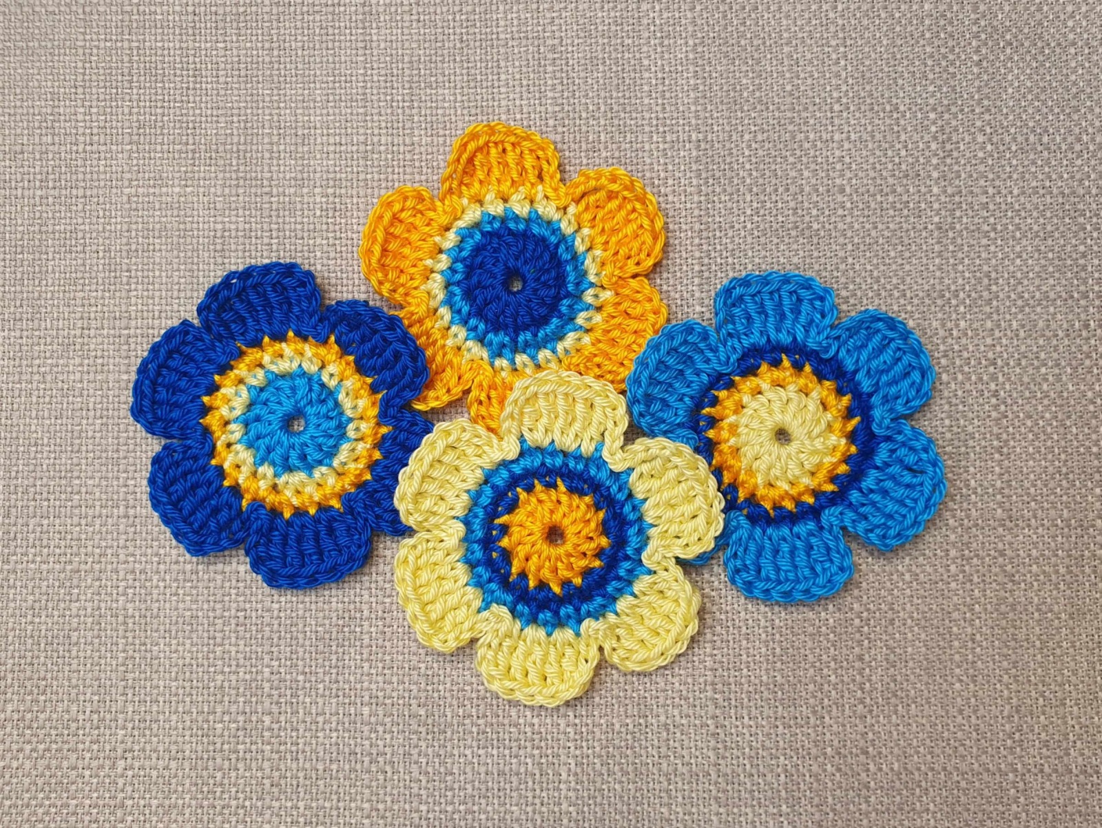 4-er Set Häkelblumen 6 cm in Blau und Gelb im Retro Blütenmuster 2