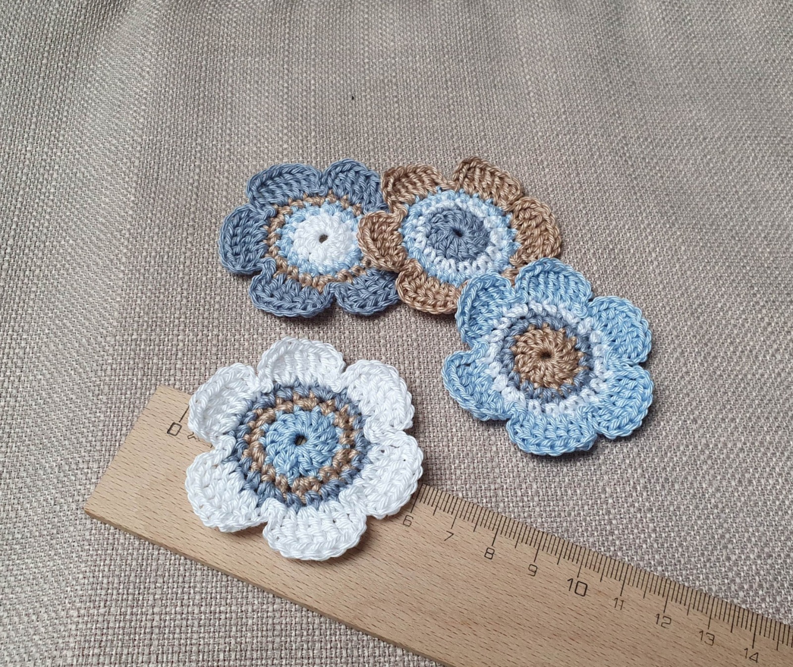 4-teiliges Set Häkelblumen in blau-beige-weiß 3