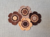 4er-Set herbstliche Häkelblumen in Brauntönen 6 cm