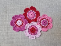 4er-Set gehäkelter Blumen in Rosa-Pink-Tönen 3