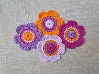4-er Set handgefertigter Häkelblumen in den Farben Flieder, Fresie, Lavendel und Orange 3