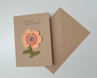 Blumige Grüße: Nachhaltige Grusskarte mit gehäkelter Blume für besondere Anlässe 2