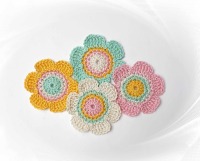 Gehäkelte Blumen in pastelligen Bonbonfarben - 4er-Set Häkelapplikationen 6 cm 3