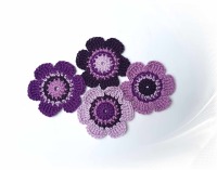 4 Häkelblumen, 6 cm, in verschiedenen Lilatönen - Handgearbeitete Blumenapplikationen aus 100%