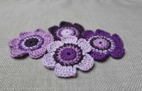 4 Häkelblumen, 6 cm, in verschiedenen Lilatönen - Handgearbeitete Blumenapplikationen aus 100%