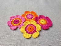 4-er Set handgefertigte Häkelblumen für farbenprächtige DIY-Projekte 5