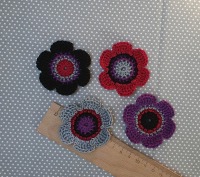 4er Set gehäkelte Blumen in lila, schwarz, weinrot und grau, 6 cm groß 4