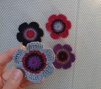 4er Set gehäkelte Blumen in lila, schwarz, weinrot und grau, 6 cm groß 2