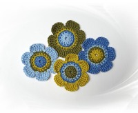 Handgefertigte 4er-Set Häkelblumen in Blau- und Grüntönen 5