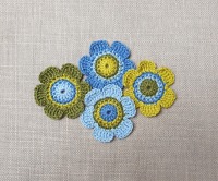 Handgefertigte 4er-Set Häkelblumen in Blau- und Grüntönen 6