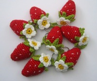 Gehäkelter Erdbeer-Anhänger für Schlüssel und Tasche - Trage den Sommer bei dir 5