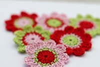 Handgemachte Häkelblumen - Set aus 6 Stück in 3 Farben 3