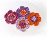 4-er Set handgefertigter Häkelblumen in den Farben Flieder, Fresie, Lavendel und Orange 2