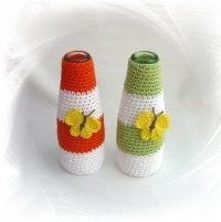 Kleine Blumenvase mit individueller Farbwahl und Schmetterling - Perfektes Geschenk für jeden