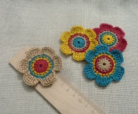 4er-Set Häkelblumen 6 cm in warmen Farben aus 100% Baumwolle 3