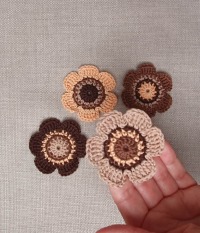 4er-Set herbstliche Häkelblumen in Brauntönen 6 cm 4