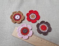 4er-Set gehäkelte Blumen aus Baumwolle - 6cm, 4-farbig 3