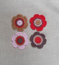 4er-Set gehäkelte Blumen aus Baumwolle - 6cm, 4-farbig 6