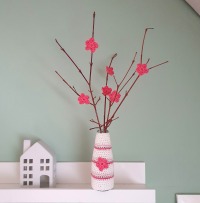 Kleine Blumenvase mit Mini Häkelblumen - Persönliches Geschenk und individuelle Frühlingsdeko