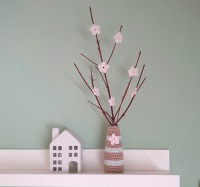 Kleine Blumenvase mit Mini Häkelblumen - Persönliches Geschenk und individuelle Frühlingsdeko 2