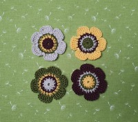 Handgehäkelte 4er-Set Blumen in 4 Farben, Durchmesser 6cm 5