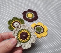 Handgehäkelte 4er-Set Blumen in 4 Farben, Durchmesser 6cm 2