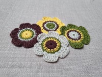 Handgehäkelte 4er-Set Blumen in 4 Farben, Durchmesser 6cm 4