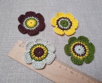Handgehäkelte 4er-Set Blumen in 4 Farben, Durchmesser 6cm