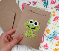 Handgemachte Glückwunschkarte mit süßem gehäkelten Frosch
