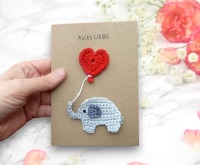 Personalisierbare Glückwunschkarte mit gehäkeltem Elefant mit Herz 2
