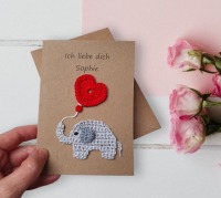 Personalisierbare Glückwunschkarte mit gehäkeltem Elefant mit Herz 3