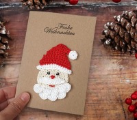 Handgemachte Weihnachtskarte mit süßem gehäkeltem Weihnachtsmann