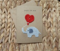Personalisierbare Glückwunschkarte mit gehäkeltem Elefant mit Herz 9