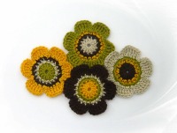 Handgehäkelte 4er-Set Blumen in 4 Farben, Durchmesser 6cm 3