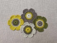 Handgehäkeltes 4er-Set Blumen in Naturfarben - Vielseitige Baumwollblüten für DIY-Projekte